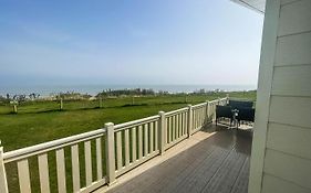 Stunning 6 Berth Lodge With Sea Views For Hire At Skipsea Sands Ref 41136Nf