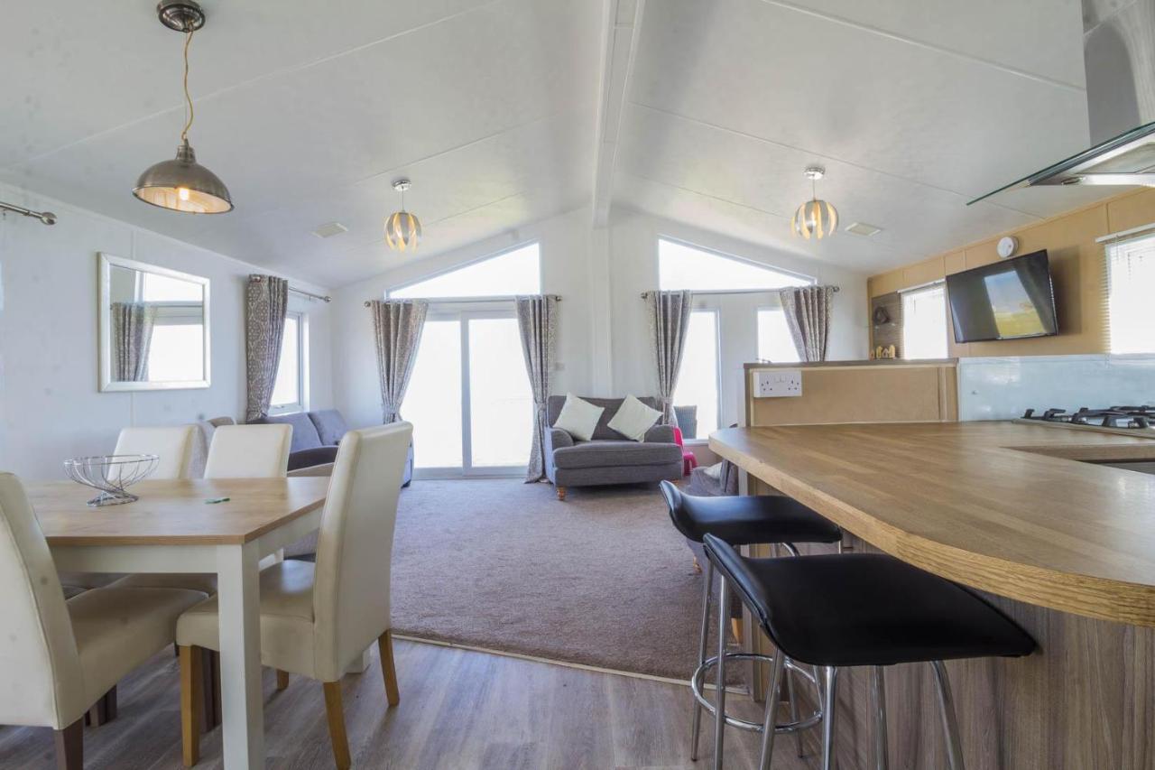 Stunning 6 Berth Lodge With Sea Views For Hire At Skipsea Sands Ref 41136Nf Barmston Exterior photo