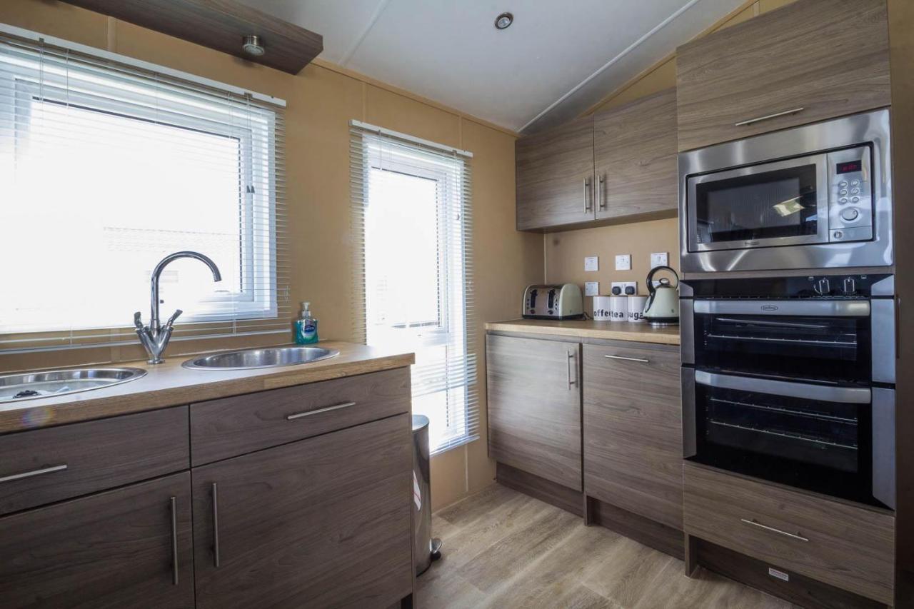 Stunning 6 Berth Lodge With Sea Views For Hire At Skipsea Sands Ref 41136Nf Barmston Exterior photo