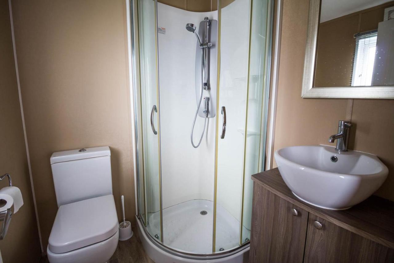 Stunning 6 Berth Lodge With Sea Views For Hire At Skipsea Sands Ref 41136Nf Barmston Exterior photo
